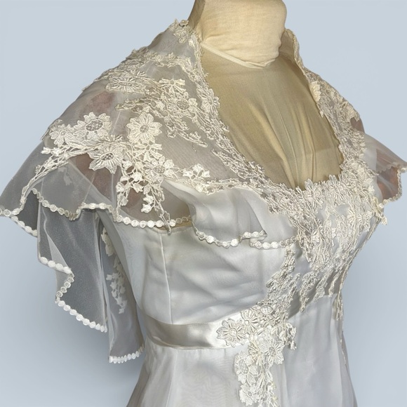 ILGWU UNION MADE Dresses & Skirts - Vintage 1970s Romantic Empire Waist Union Made  White Wedding Gown Size 12 Boho